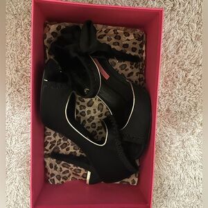 Cute heels tie with bow size 8.5